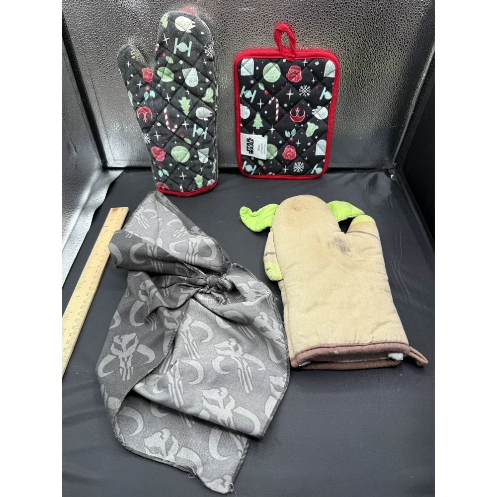 Star Wars Kitchen Set Grogu Baby Yoda Oven Mitt Potholder & Mandalorian Bandana